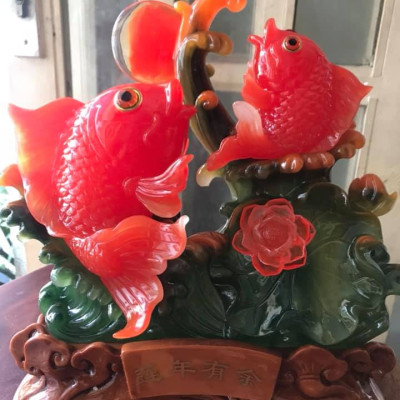 Tượng 2 Cá Chép Đỏ Ngồi Vẫy Đuôi đế gỗ có hoa sen đồng tiền ở trên may mắn tài lộc ý nghĩa có cá có tiền Size 36cm x đk 30cm x Sâu 17cm hợp mệnh hoả mệnh thổ ạ