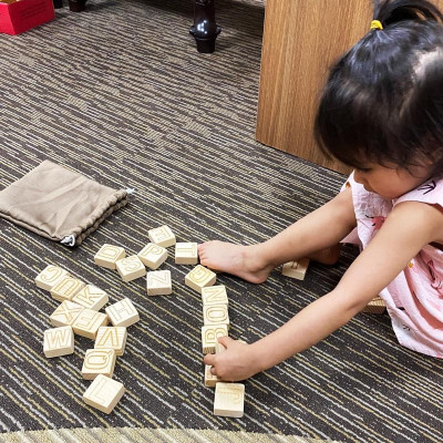 Bảng chữ cái và bảng chữ số bằng gỗ - Xuất xứ: Việt Nam