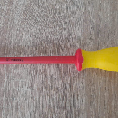 Tua vít đầu sao torx T20 x 181mm cách điện 1000V VDE SATA 61804