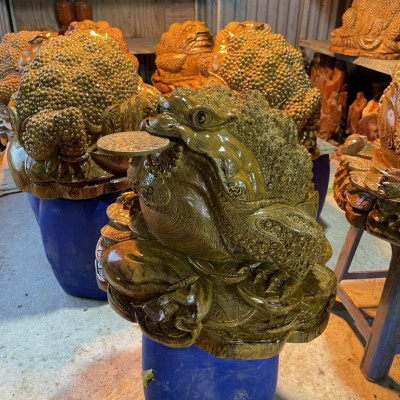 Cóc ngậm đồng tiền phong thủy  bằng gỗ mun đuôi công kt 47×47×40cm