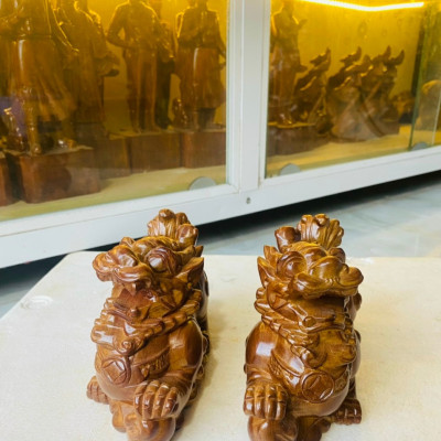 Cặp tượng tỳ hưu phong thủy tài lộc bằng gỗ bách xanh đẹp long lanh kt 20×12×8cm