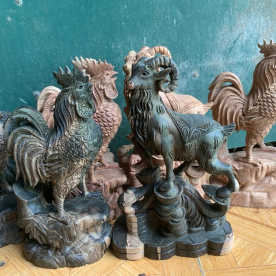 Tượng điêu khắc con gà trống phong thủy bằng gỗ mun hoa kt cao 30cm