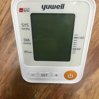 Máy đo huyết áp bắp tay Yuwell YE650D đọc kết quả bằng giọng nói