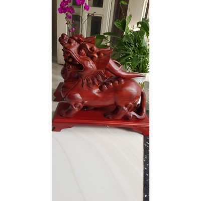 Cặp Tỳ Hưu Ngậm Châu Hút Tài Lộc Gỗ Muồng Size Dài 40cm x Cao 33cm x ngang 15cm trưng Tỳ Hưu phòng khách nhà, công ty Công dụng Tỳ Hưu thu hút tài lộc cho gia chủ ạ