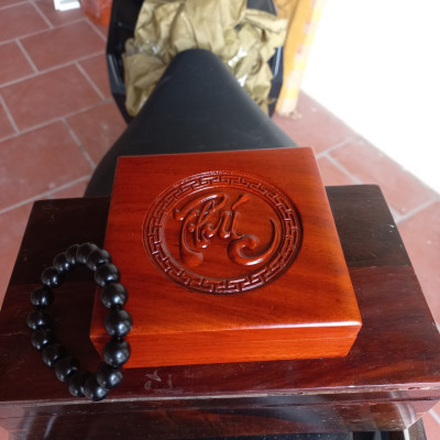 Combo Vòng đeo tay phong thủy bằng gỗ mun sừng kt 12ly +thêm hộp đựng đi kèm bằng gỗ hương khắc chữ phúc kt 12,5×12,5×3,5cm