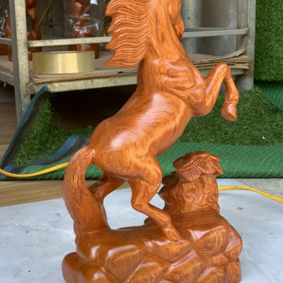 Tượng con ngựa nhất mã phi thiên gỗ hương đá kt cao 50×23×12cm