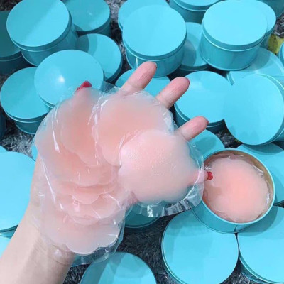 Hộp xanh 10 miếng dán ngực silicon dính hình hoa mai