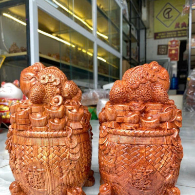 Tượng thiềm thừ trấn thùng vàng  phong thủy hút tài lộc bằng gỗ hương đá kt 25×15×14cm 