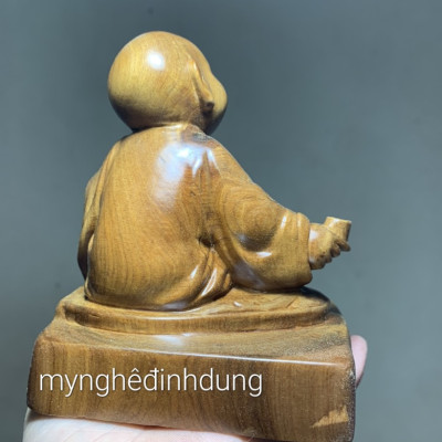 Tượng chú tiểu an nhiên bằng gỗ bách xanh thơm nức kt cao 12x10cm 