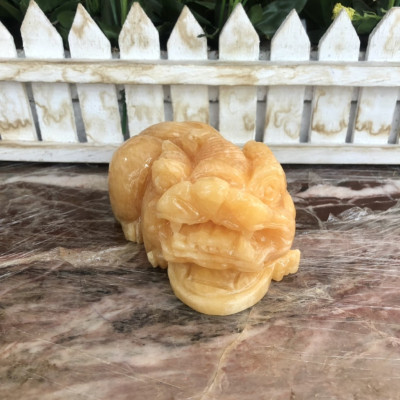 Tượng Tỳ Hưu phong thủy chiêu tài lộc đá ngọc hoàng long size nhỏ đặt bàn làm việc