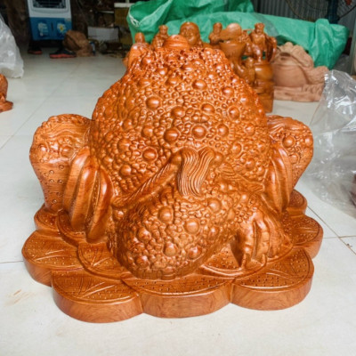 Cóc ngậm đồng tiền bằng gỗ hương đá kt 40×27×30cm