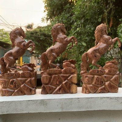 Tượng con ngựa trang trí phong thủy hút tài lộc bằng gỗ mun hoa kt cao 40×22×7,5cm