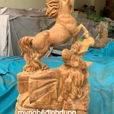 Tượng Tượng con ngựa phong thủy cầu tài lộc bằng gỗ ngọc Am thơm nức cao 40x14x9cm 