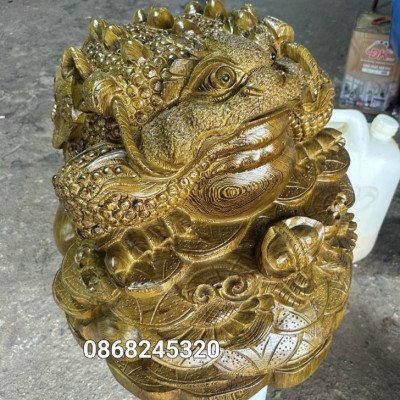 Cóc ngậm đồng tiền phong thủy  bằng gỗ mun đuôi công kt 47×47×40cm