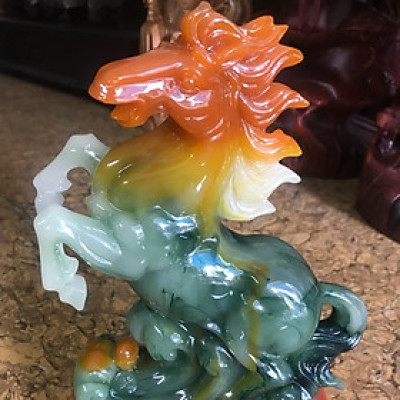 Tượng con Ngựa Xanh Phong Thủy Mới Đầu Đỏ Cam Đế Ấn Size Cao 30cm Ngang 20cm Sâu 10cm mang ý nghĩa biểu trưng cho Thành Công trong Kinh Doanh hợp Anh Chị mệnh Thủy Mộc Hỏa trưng bàn làm việc và trang trí căn nhà  ạ