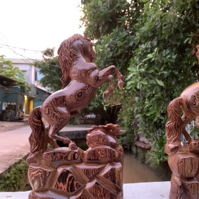 Tượng con ngựa trang trí phong thủy hút tài lộc bằng gỗ mun hoa kt cao 40×22×7,5cm