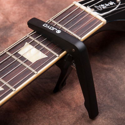 Capo guitar Joyo JCP01 (kèm móng gảy) dùng cho đàn ukulele và đàn guitar acoustic, electric
