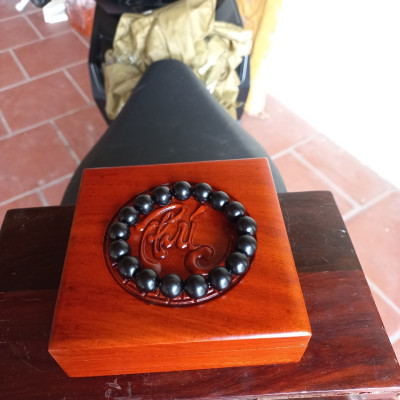 Combo Vòng đeo tay phong thủy bằng gỗ mun sừng kt 12ly +thêm hộp đựng đi kèm bằng gỗ hương khắc chữ phúc kt 12,5×12,5×3,5cm