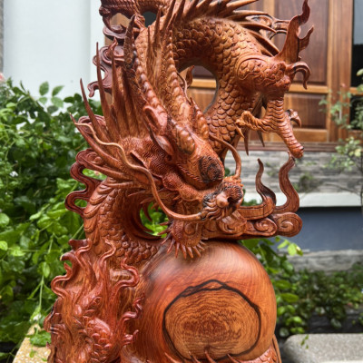 Tượng con rồng ,nhất long vờn ngọc trang trí phong thủy bằng gỗ cẩm đẹp long lanh kt cao 62×29×14cm