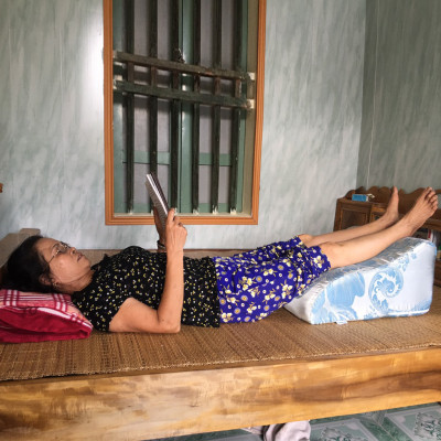 Gối kê chân chống suy giãn tĩnh mạch dành cho người đau nhức chân, tiểu đường, tê bì, vọp bẻ, kiến bò, mẹ bầu phù chân tích nước - hàng thương hiệu-  thế hệ 3 - Thiết kế 2 mặt dốc tăng x2 hiệu quả