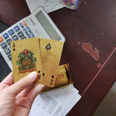 Bộ Bài Tây Poker Mạ Si Vàng Cao Cấp - Tú Lơ Khơ Phủ Nhũ Vàng Chính Hãng – Bộ 54 Lá Bài Tây Pocker Nhựa Dẻo Chống Thấm Nước Chống Gãy
