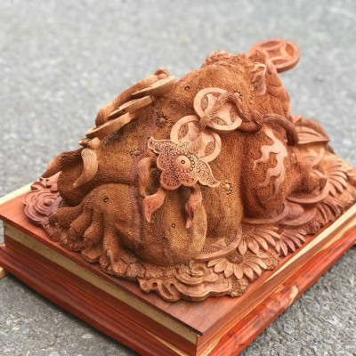 Tượng cóc thiềm thừ ngậm tiền vàng ,phong thủy hút tài lộc bằng gỗ hương ta hàng đục kỹ đẹp long lanh kt 34×20×42cm chưa tính chân kệ 