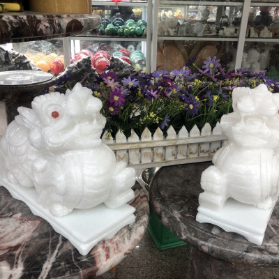 Cặp Tỳ Hưu với đôi mắt đỏ phong thủy đá cẩm thạch trắng có đế - Dài 30 cm