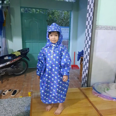 Áo mưa bít trẻ em từ  1 -  4 tuổi ,  áo đi mưa , vải dù  chống thấm ,  họa tiết hoạt hình dễ thương  , kèm túi đựng xinh xắn , giao màu ngẫu nhiên