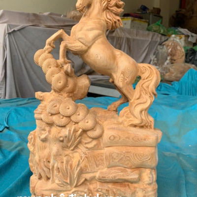 Tượng Tượng con ngựa phong thủy cầu tài lộc bằng gỗ ngọc Am thơm nức cao 40x14x9cm 