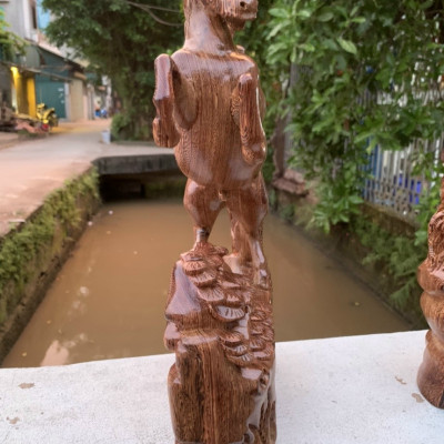 Tượng con ngựa trang trí phong thủy hút tài lộc bằng gỗ mun đuôi công kt cao 40×22×7,5cm