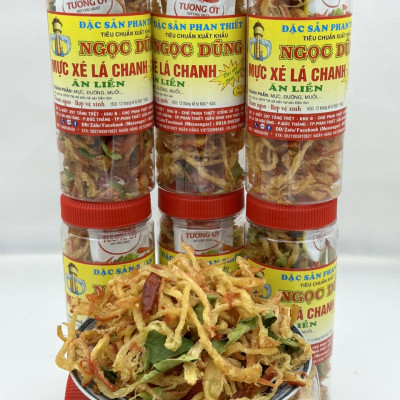 Mực xé lá chanh hộp 250 gram đã chế biến ăn liền ngon ơi là ngon của shop Đặc Sản Biển Phan Thiết NGỌC DŨNG. Hạn sử dụng 12 tháng kể từ ngày đặt hàng