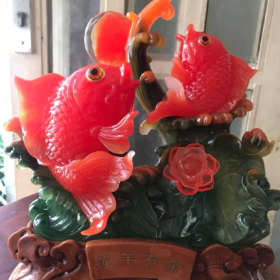 Tượng 2 Cá Chép Đỏ Ngồi Vẫy Đuôi đế gỗ có hoa sen đồng tiền ở trên may mắn tài lộc ý nghĩa có cá có tiền Size 36cm x đk 30cm x Sâu 17cm hợp mệnh hoả mệnh thổ ạ