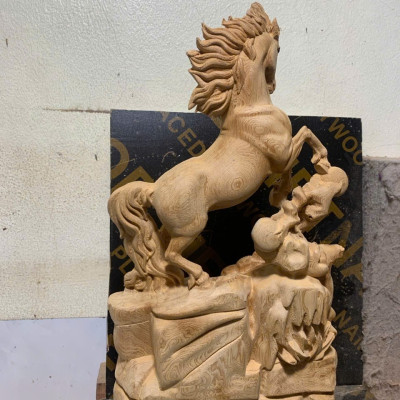 Tượng Tượng con ngựa phong thủy cầu tài lộc bằng gỗ ngọc Am thơm nức cao 40x14x9cm 