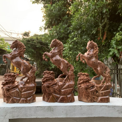 Tượng con ngựa trang trí phong thủy hút tài lộc bằng gỗ mun đuôi công kt cao 40×22×7,5cm