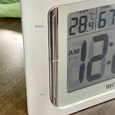 Đồng hồ Rhythm LCT061NR19- Kt 18.6 x 11.5 x 5.0cm, 305g. Vỏ nhựa. Dùng Pin.