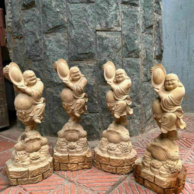 Tượng phật di lặc hai tay ôm thỏi vàng ,chân đứng trên cóc thiềm thừ bằng gỗ bách xanh thơm phức kt cao 30×12×11cm