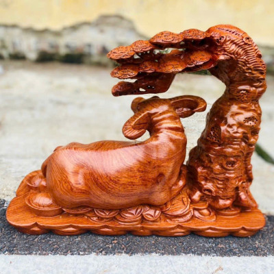 Tượng con trâu là  đầu cơ nghiệp bằng  gỗ hương đá  kt 40x20x14cm