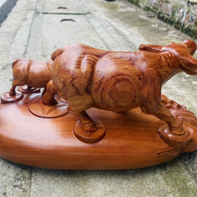 Tượng con trâu mẫu tử cưỡi tải vàng phong thủy bằng gỗ hương đá kt 45×22×21cm