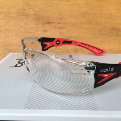 KÍNH BẢO HỘ BOLLÉ RUSH PLUS TRÒNG TRONG HOẶC XÁM KHÓI, Lớp phủ Platinum chống xước và sương mù, Bảo vệ 99,9% tia UVA / UVB