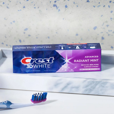 Kem đánh răng Crest 3D White Radiant Mint (93g) - Hàng chính hãng