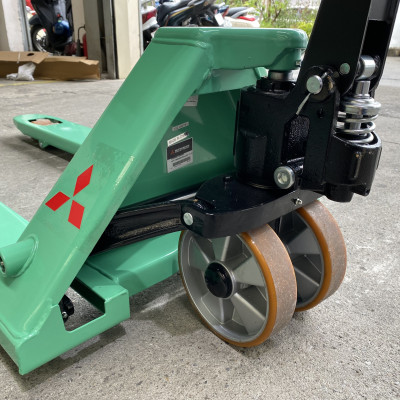 Xe nâng tay chính hãng Mitsubishi - A990070030 - tải nâng 3 tấn - càng rộng 685mm