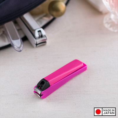 Bấm móng tay cao cấp Kai size S, phần bọc nhựa được thiết kế dùng để làm nơi chứa móng tay trong khi cắt, bấm tránh rơi lung tung - nội địa Nhật Bản 