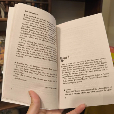 Sách - Breakfast of Champions by Kurt Vonnegut | Vintage Classic Science Fiction English Book