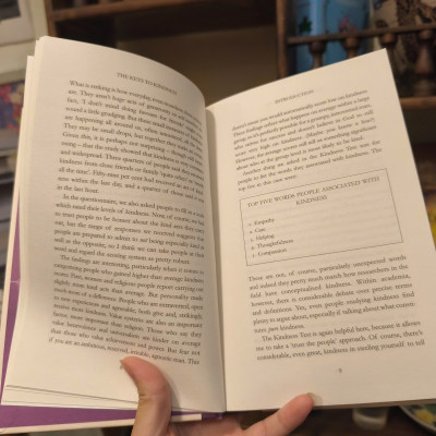 Sách - The Keys to Kindness by Claudia Hammond | Nonfiction English Self-help Book | Sách ngoại văn