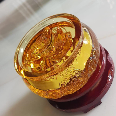 Tượng Phong Thủy Thố tụ tài mới màu vàng tài lộc 10 thỏi xiền vàng đá lưu ly tự nhiên đế gỗ size nhỏ vừa xinh đẹp đk 10cm x Cao 9cm cả đế x thố cao 5cm đặt bàn làm việc bàn thờ thần tài ạ