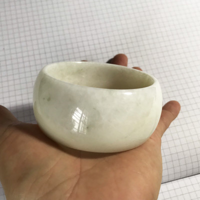 Vòng tay đá tự nhiên màu trắng sứ của việt nam bản cao 3cm cho người mệnh Thủy và Kim ( nhiều size)