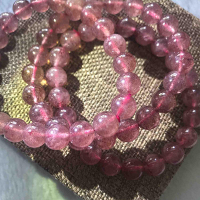 VÒNG ĐÁ THẠCH ANH DÂU HỒNG ĐẬM ĐẸP 9MM ĐÁ THIÊN NHIÊN NỮ MỆNH HỎA THỔ