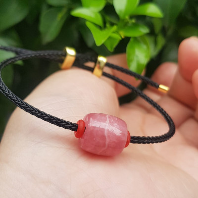 Vòng tay Charm Đá Đào Hoa hồng tươi tự nhiên bóng đẹp phối dây đen may mắn có khoen chỉnh theo tay lớn nhỏ được Nữ mệnh hỏa, mệnh thổ đeo xinh tay may mắn tài lộc tốt công việc ạ