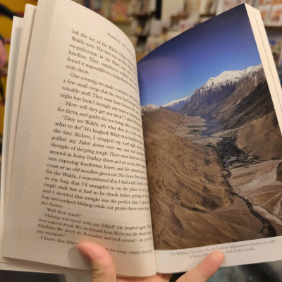 Sách - Walking the Himalayas by Levison Wood: An Adventure of Survival and Endurance