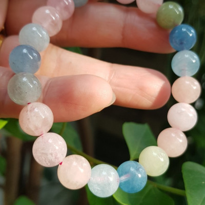 Chiếc Vòng Beryl đa sắc màu tự nhiên hạt size 9mm màu sáng bóng thiệt đẹp rẻ ạ